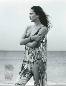 VogueUK2012-05-205.thumb.png.4954c1062d2f02e00d21325f1f1bd278.png