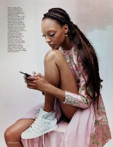 Vogue_uk_2012-10-287.thumb.png.6718d8ccbe9a37da8813346ab6c2b731.png