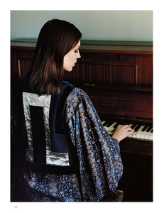 Vogue_uk_2012-10-302.thumb.png.8ad5991551d1bacc50b5baefcf89e8c5.png