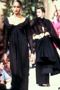 Yves Saint Laurent 1988 Haute Couture FW 25.jpg