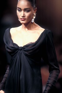 Yves Saint Laurent 1988 Haute Couture FW 28.jpg