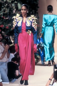 Yves Saint Laurent 1988 Haute Couture FW 40.jpg
