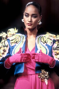 Yves Saint Laurent 1988 Haute Couture FW 42.jpg