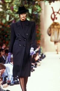 Yves Saint Laurent 1988 Haute Couture FW 5.jpg