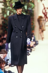 Yves Saint Laurent 1988 Haute Couture FW 7.jpg