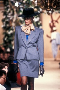 YvesSaintLaurent1988HauteCoutureSS11.thumb.jpg.5dc71f6dbdceaf5305d458c6eb8923a6.jpg