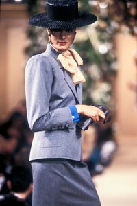 YvesSaintLaurent1988HauteCoutureSS12.thumb.jpg.ce3caf5b69915060708d5f30e80ae564.jpg