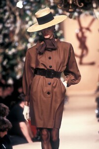 YvesSaintLaurent1988HauteCoutureSS2.thumb.jpg.e523c3dea0f7d73bc35e240de24e6dd1.jpg