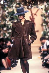 YvesSaintLaurent1988HauteCoutureSS20.thumb.jpg.efc48019864ff421143237a0876ead2e.jpg