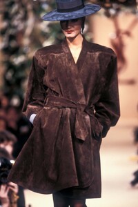 YvesSaintLaurent1988HauteCoutureSS21.thumb.jpg.a36d95b94005ae0aefbfbe69c23ee1d0.jpg