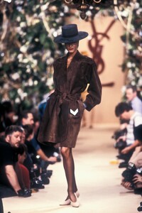 YvesSaintLaurent1988HauteCoutureSS22.thumb.jpg.bb417962dff36c4500a5c034b8cfc862.jpg