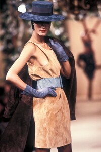 YvesSaintLaurent1988HauteCoutureSS23.thumb.jpg.55d9d4b0ed327ecf5a194ca910f7b566.jpg