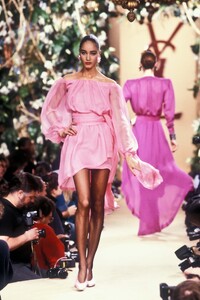 YvesSaintLaurent1988HauteCoutureSS25.thumb.jpg.3f95de30fa45ae9e4928c9a3d16374a6.jpg
