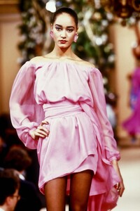 YvesSaintLaurent1988HauteCoutureSS26.thumb.jpg.445798adeb80a2cdafacbec9c36b5536.jpg