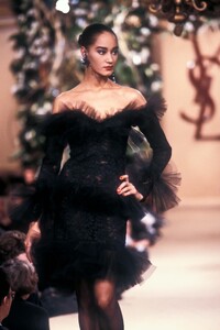 YvesSaintLaurent1988HauteCoutureSS34.thumb.jpg.6436e70dbd624941b8e2b2028aa0d16d.jpg