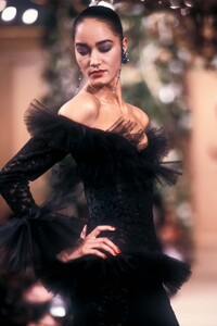 YvesSaintLaurent1988HauteCoutureSS35.thumb.jpg.4b8028fdee116a49772a3abd1a3187ad.jpg