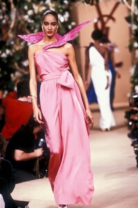 YvesSaintLaurent1988HauteCoutureSS44.thumb.jpg.613fdc14cea0d1e7e5b6077c64dde029.jpg