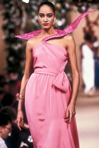 YvesSaintLaurent1988HauteCoutureSS45.thumb.jpg.6afcbf67ca34bc87fc5d2ba839f5e229.jpg