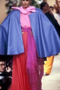 YvesSaintLaurent1988HauteCoutureSS51.thumb.jpg.802b865e387d57d190a054cb63b8f6e1.jpg