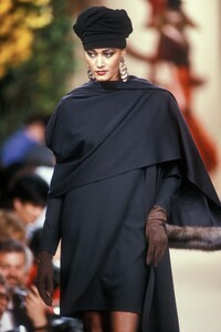 YvesSaintLaurent1990HauteCoutureFW14.thumb.jpg.0609256fc301999975ccb888f240e022.jpg
