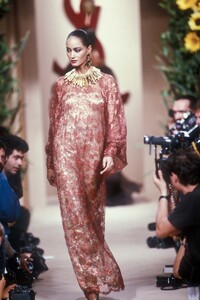 YvesSaintLaurent1990HauteCoutureFW22.thumb.jpg.ddbfb41bcb0eeae598fd7c13f6e1d26d.jpg