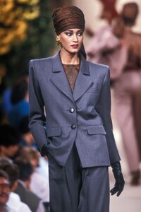 YvesSaintLaurent1990HauteCoutureFW62.thumb.jpg.4f533cd5089cf0bfd5d0eec7d4b6c822.jpg