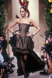 YvesSaintLaurent1990HauteCoutureFW69.thumb.jpg.36f770dbcfbd93b04ea25fe2769b6539.jpg