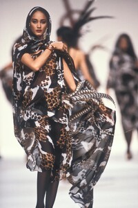 YvesSaintLaurent1990WomenRTW141.thumb.jpg.4bd363e1591dfe2811de941143fbb839.jpg