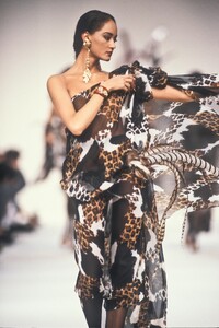 YvesSaintLaurent1990WomenRTW142.thumb.jpg.a9b06d45c8a85d70071a9c258c6be49a.jpg