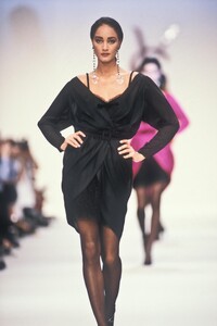 YvesSaintLaurent1990WomenRTW157.thumb.jpg.1b2070239483be2b6f8f96869735965e.jpg