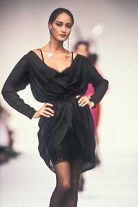 YvesSaintLaurent1990WomenRTW158.thumb.jpg.30d30f3f01bff382debe006eba7537cf.jpg