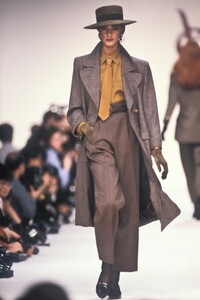 YvesSaintLaurent1990WomenRTW61.thumb.jpg.02f00d19fd3ec97c473660f61bce62ad.jpg
