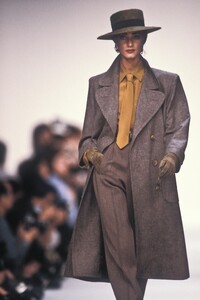 YvesSaintLaurent1990WomenRTW62.thumb.jpg.733db93a817c030d2950695ea7e94cef.jpg
