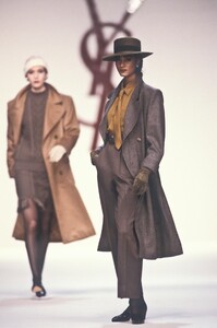 YvesSaintLaurent1990WomenRTW63.thumb.jpg.9054107000704b5f37af31e3c699f2c7.jpg