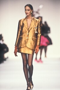 YvesSaintLaurent1990WomenRTW73.thumb.jpg.2ebae6c3ab444b4071740397a76642f9.jpg