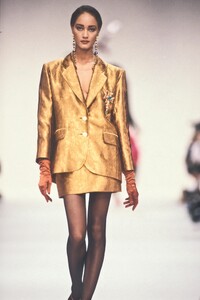 YvesSaintLaurent1990WomenRTW74.thumb.jpg.133182053734e44b23b91e5cd77fe2b2.jpg