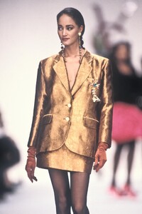 YvesSaintLaurent1990WomenRTW75.thumb.jpg.e4b87b889721e27d474d398e10ca89ff.jpg