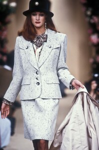 YvesSaintLaurent1991HauteCoutureFW2.thumb.jpg.82312f0c1a10625e6fe2ad4a3a4eba47.jpg