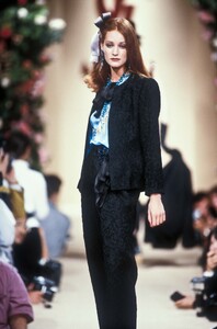 YvesSaintLaurent1991HauteCoutureFW7.thumb.jpg.5d03942085ba0425f3dba531a24c1c38.jpg