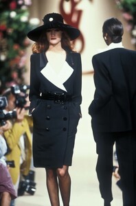 YvesSaintLaurent1991HauteCoutureFW9.thumb.jpg.1499848de473a03a0288f95448fcf82f.jpg