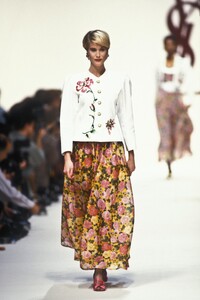 YvesSaintLaurent1992WomenRTW1.thumb.jpg.29cddb5215208644a6f307bb8e30b307.jpg