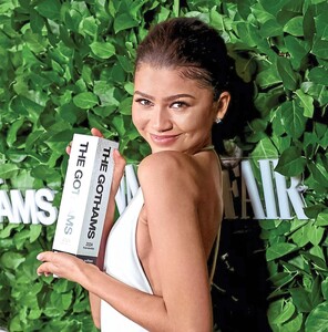 Zendaya - Us Weekly [2024.12.23].jpg