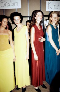 calvinkleinss1999backstage10.thumb.JPG.a0437e1ab3364128bb400ce6c87971d7.JPG