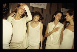 calvinkleinss1999backstage11.thumb.JPG.b8854ff024ee742083d2351c541da27b.JPG