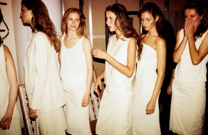 calvinkleinss1999backstage4.thumb.JPG.5ca6484f5648892f45e8c72931c43375.JPG