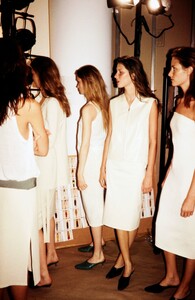 calvinkleinss1999backstage8.thumb.JPG.0ba3ea252f49deda4e40aad5b724921a.JPG