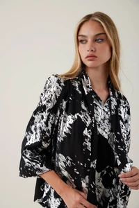 camisa-corinne-negro(2).thumb.webp.2ec0b0b28456125edba348a5aeedd78e.webp