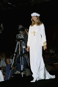 claudia-schiffer-as-the-bride-closing-numerous-karl-v0-4mxx9509k35e1.jpg