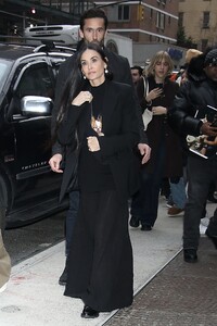 demi-moore-attends-the-substance-screening-with-pilaf-12.04.2024-5.jpg
