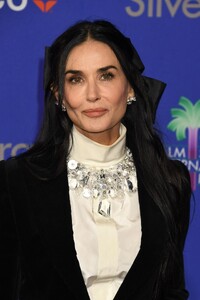 demi-moore-s-ageless-elegance-at-palm-springs-film-festival-8.jpg
